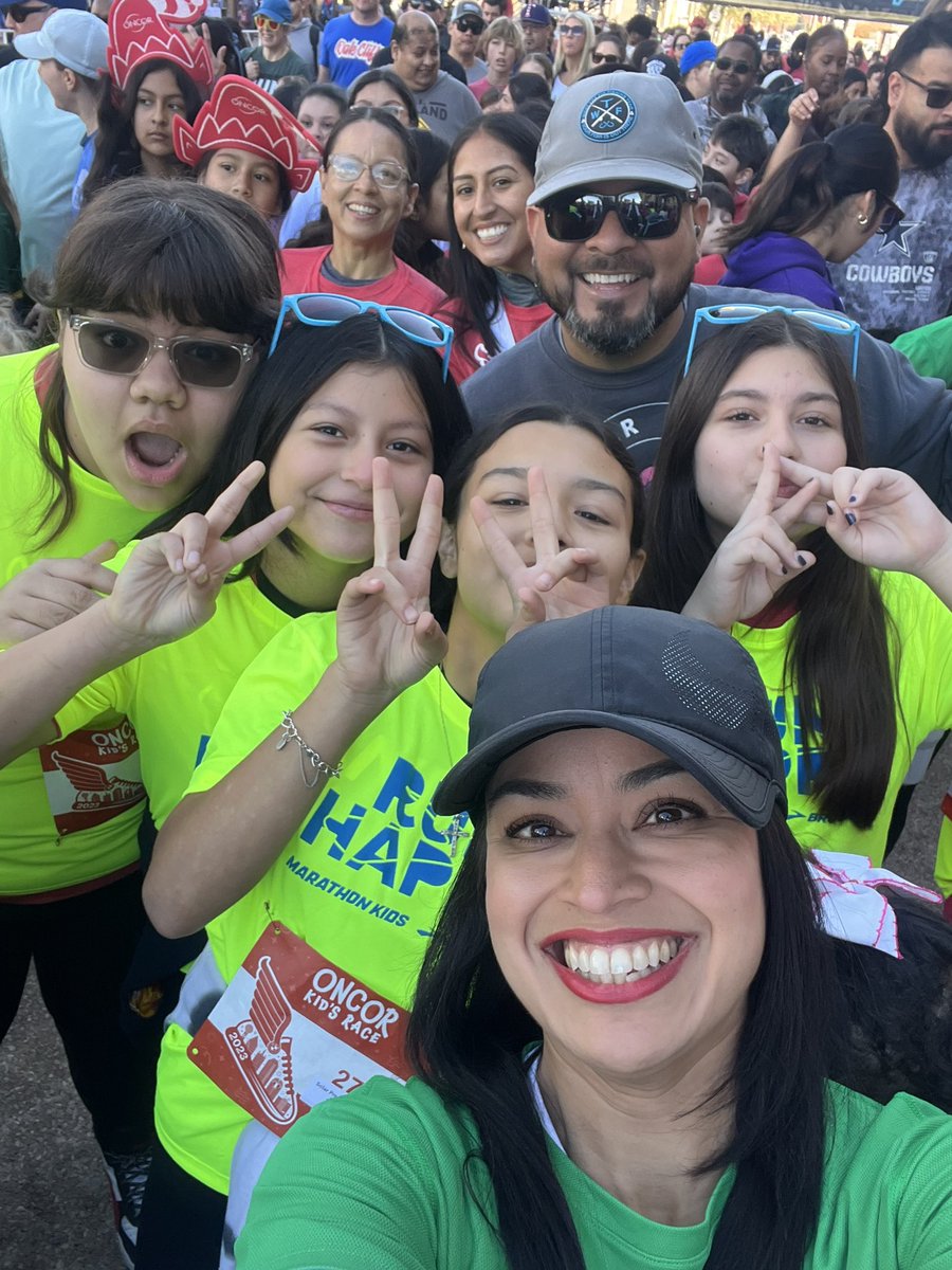 TrilloMayra's tweet photo. @SolarSTEAMGirls began their day with a 2 mile run 🏃🏻‍♀️ through downtown Dallas.  The weather was awesome and the company was even better 💜 @HPEDallasISD @dallasschools https://t.co/dABP5qc6VG