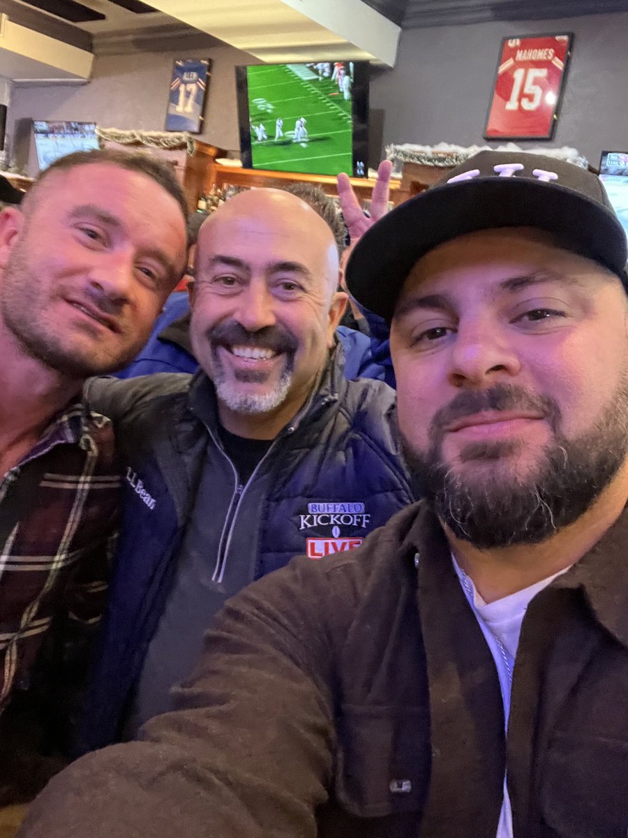 sarokhatch's tweet photo. Great meeting ⁦@SalSports⁩ on the eve of Bills-Chiefs. A walking ⁦@BuffaloBills⁩ encyclopedia and all around stand up guy. Go Bills! https://t.co/9dWVnuDGnF