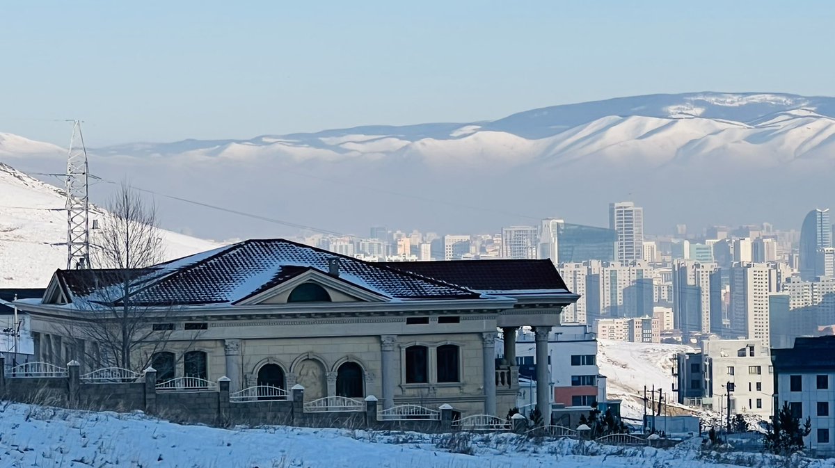Наад талын орд харшид нь Шадар сайд тарвалзаж байгаа, 
цаад талын хар утаанд нь түүнийг сонгосон олон хордож байгаа👇
