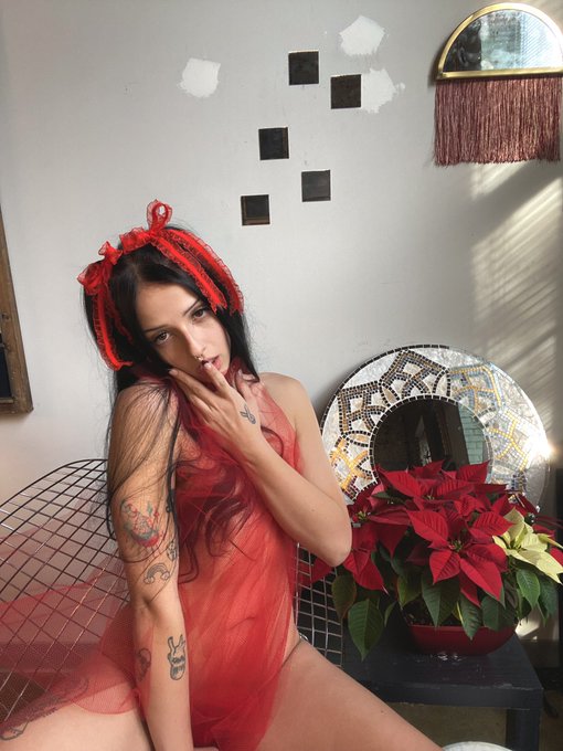 Who wants to unwrap me as their sexy present https://t.co/Yx50QLbtv0<a href="/tag/stripchat"class="tags"><span>#stripchat</span></a><a href="/tag/stripchatlive"class="tags"><span>#stripchatlive</span></a>