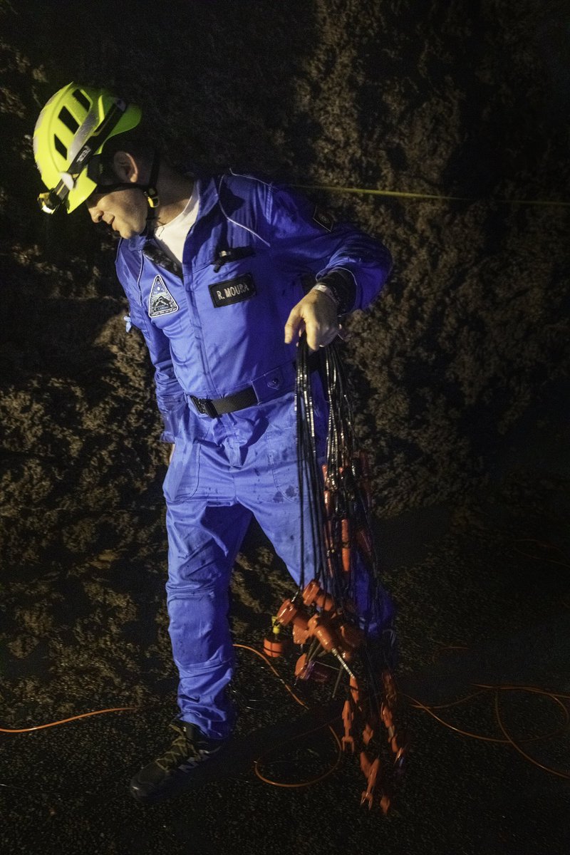 Rui Moura conducts part of a geophysical profile, specifically a seismic profile of refracted and surface waves.

Here he is distributing geophones (the red sensors) along the cave.

📸: @maralphoto 

#moon #journeytothecenteroftheearth #science #speleology #geoscience