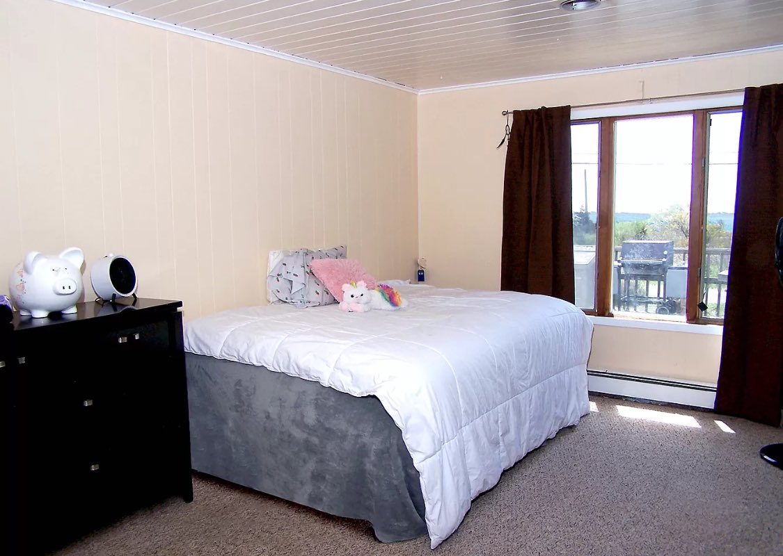 GrifterHunter's tweet photo. 3/ I pulled up some photos from realtor websites of the #OakBeach house for a visual aide
The tall brown piece of furniture gives good context as to what that main level looked like.
front door and bedroom pic-notice you can see the grill from inside the bedroom
#MainLevel https://t.co/TgJs8Ic5D5