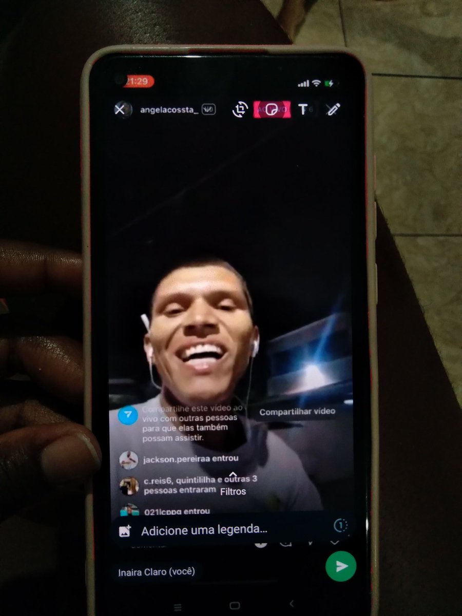 Fui assaltada, tô sem celular!!! Qualquer mensagem no tt, wpp, insta e Facebook não sou eu. 
LADRÃO fez live no meu insta então provavelmente deve mandou mensagem a alguém por lá, cuidado!

Além de feio quer ser famoso 😂