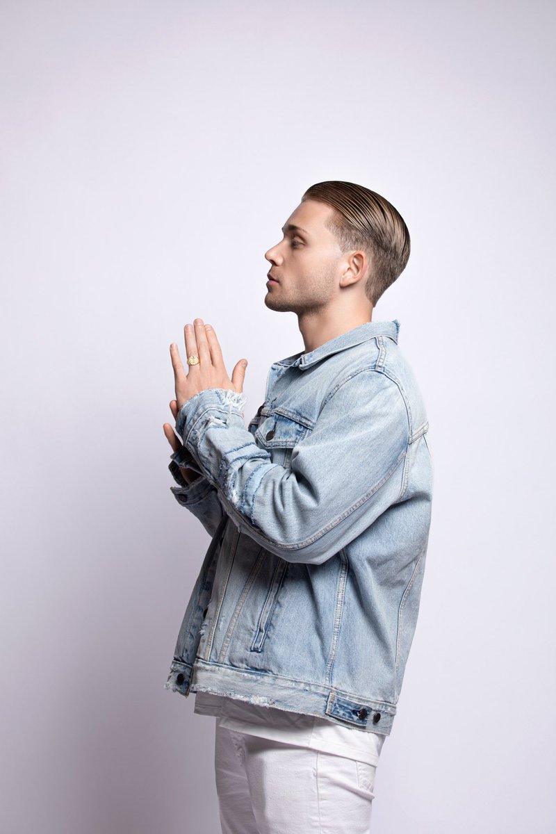 jakejamesnyc's tweet image. Fell in love with the lights and posed for all them cameras, left whatever I know to take chances