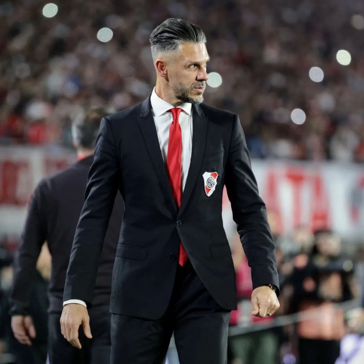 QUE SE VAYA HOY MISMO DEL CLUB. BASTA. NO QUIERO VERLO NUNCA MAS ENTRENANDO A RIVER PLATE. BASTA DE DEMICHELIS.