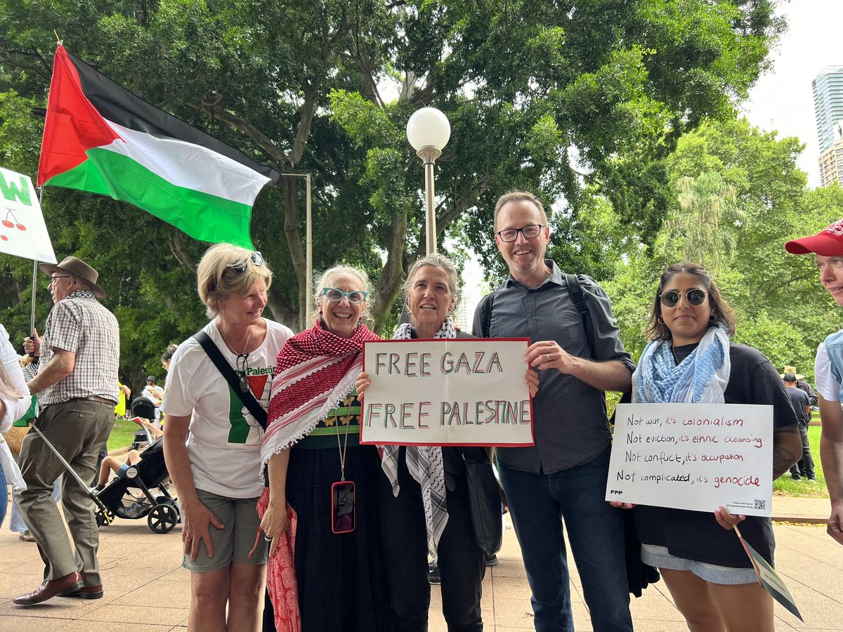 DavidShoebridge's tweet photo. Political leadership on Palestine is coming from the people, from mums, dads, brothers and sisters. They have witnessed the truth and keep coming together in their tens of thousands to demand #CeaseFireNow #FreePalestine https://t.co/TLHAvbjXkX