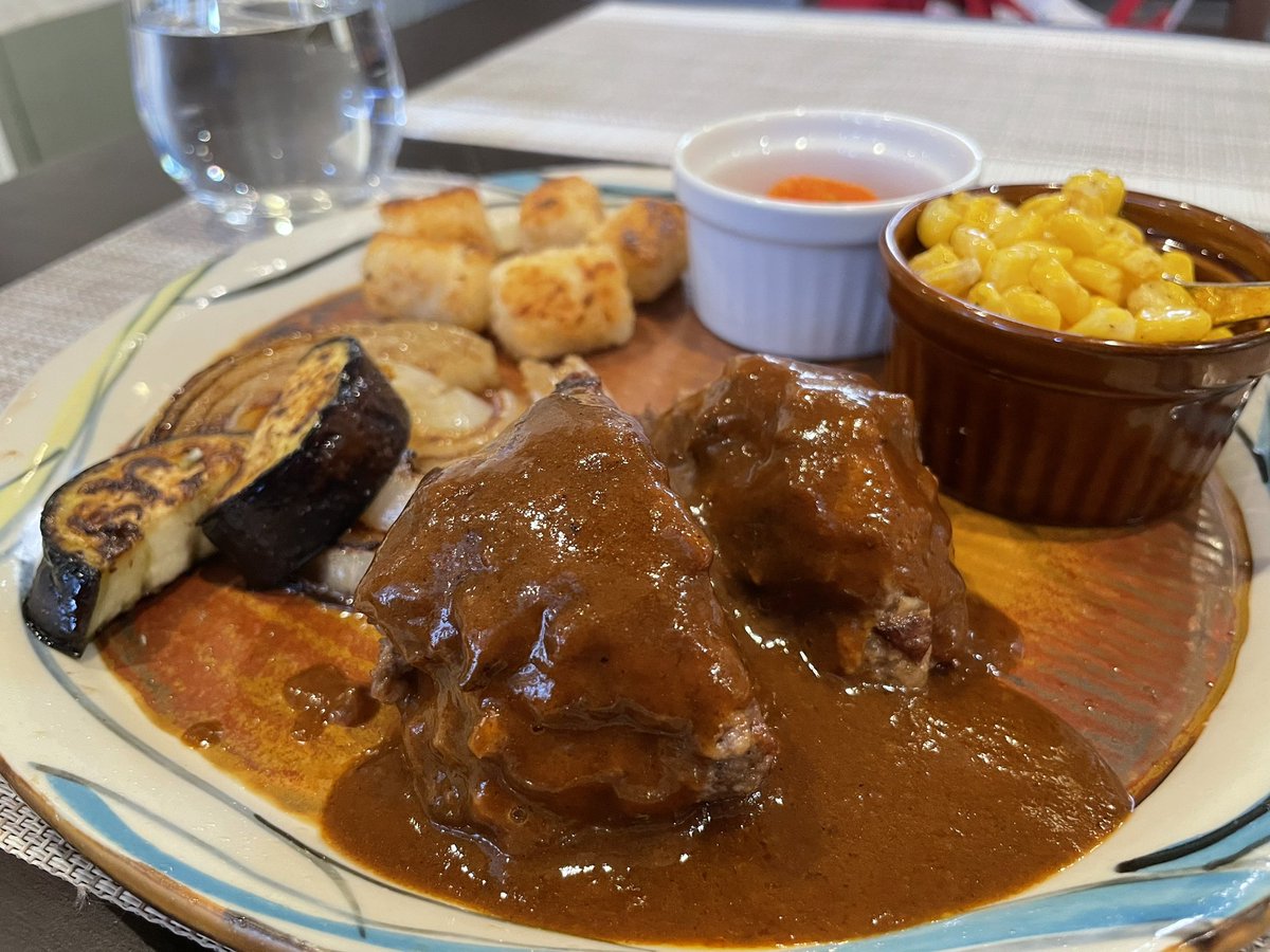 カメクロから東側にしばらく歩いたところにある、鉄板処 麦 さんで休日ランチでした😋
ステーキ丼が最高に絶品で、絶対みんな食べて欲しい間違いなさ🥺 食後にいただいたコーヒーも超本格的でした！
また行かないといけないお店が増えてしまった……😭