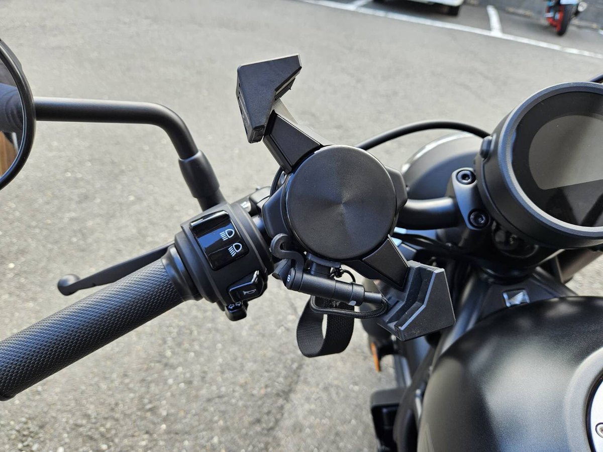 Ricoland_Kyoto's tweet photo. #Honda #レブル250 に #スマホホルダー を取り付けさせて頂きました♪ #Optiline シリーズでワイヤレス充電可能🥰使用しない時はワンタッチで取り外し可能😍
ご興味のある方は是非 #ライコ京都 にお越しくださいね♪
#ホンダ #バイク乗りと繋がりたい https://t.co/45cDCRYEWV