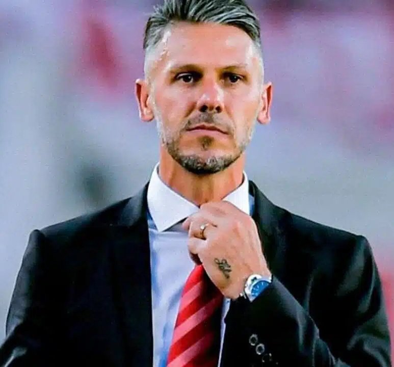 Si tenes dignidad, agarra tus cosas y volvete a Alemania. Ni siquiera te vamos a calificar como DT en la historia de River, sos un pasante.