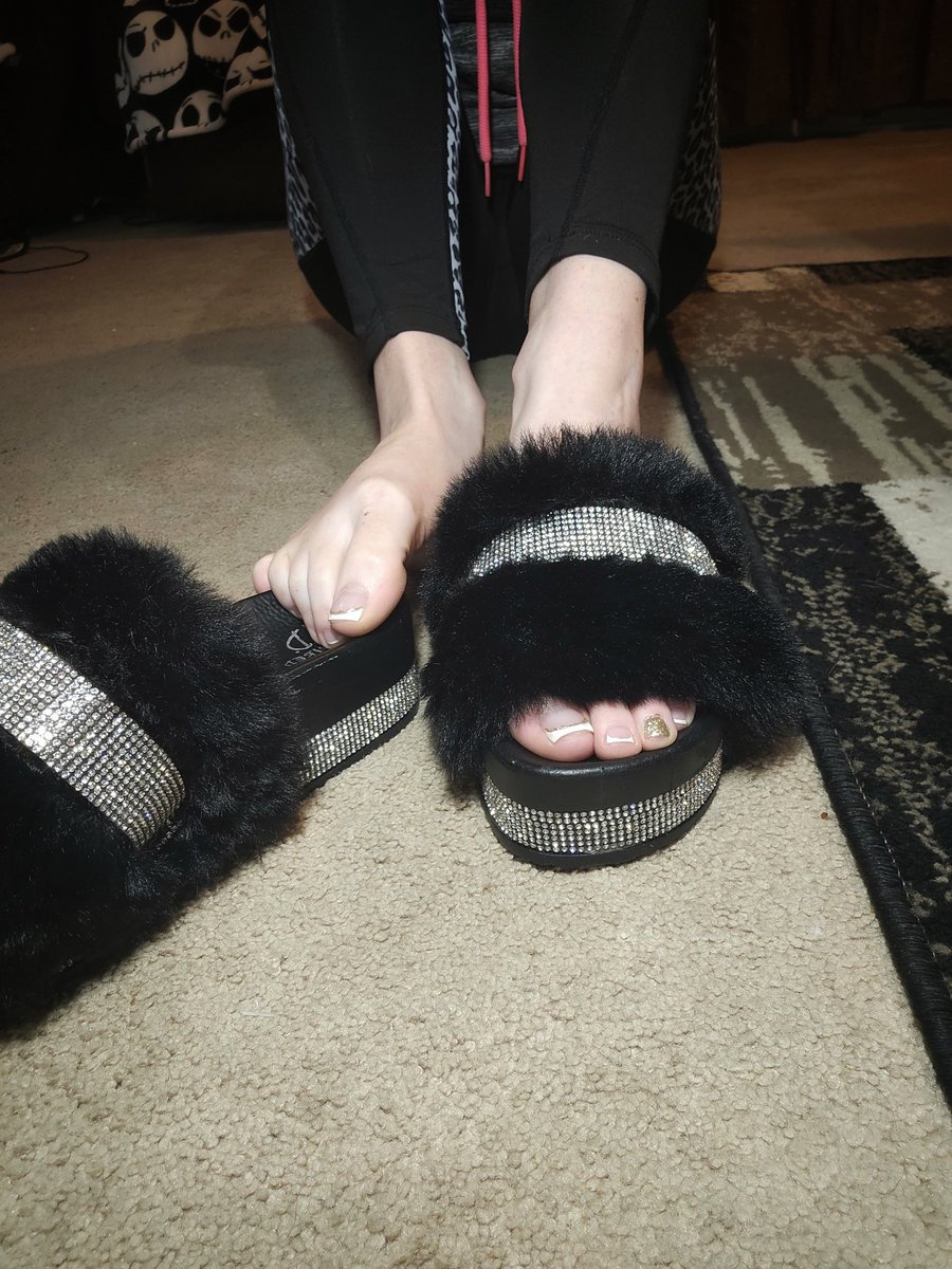 Ashlystoes's tweet photo. Getting ready for bed! 
#feet #feetfiner #feetworshi̇p #lovelyfeet #feetfordays #toes #pedi #toes #feet_pic #slippers #myfeet #mytoes #cutefeet #cutesoles #feet #worship #toesspread #toecurl #footnation #footfetish https://t.co/qMztmUam8S