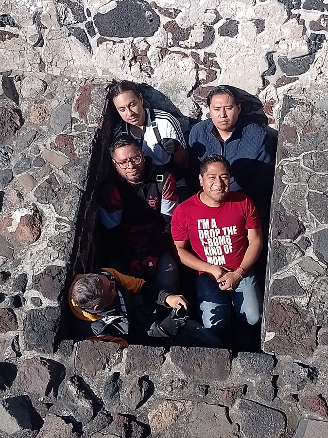 Dos ofrendas ganadoras en el #TemploMayor de #Tenochtitlan. La primera, uno de los diez hallazgos mundiales del 2023, la segunda, mis queridos colegas preparando el 2024.
Felicidades al equipo de #arqueologia del @INAHmx y @LeoLopezLujan