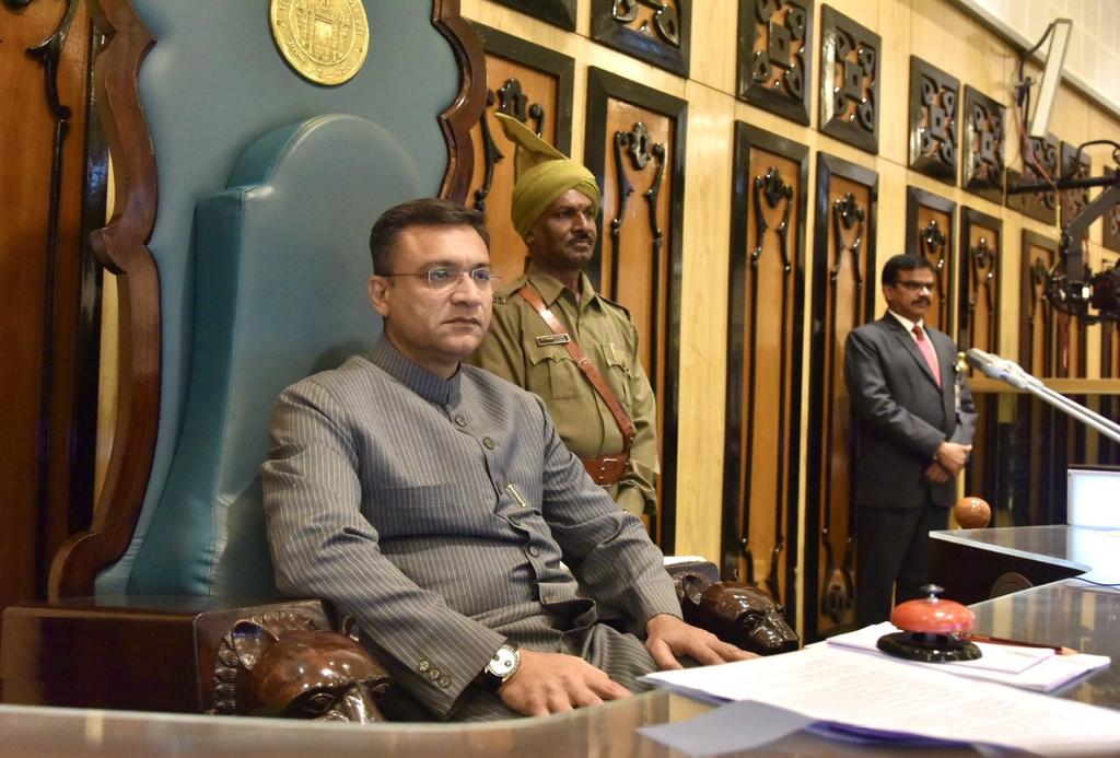 centralPInd's tweet photo. अकबर - 15 मिनट कुर्सी पे क्या बैठ गया पूरा भारतीय सिस्टम हिल गया ...   #AkbaruddinOwaisi https://t.co/NsoUwilRlY