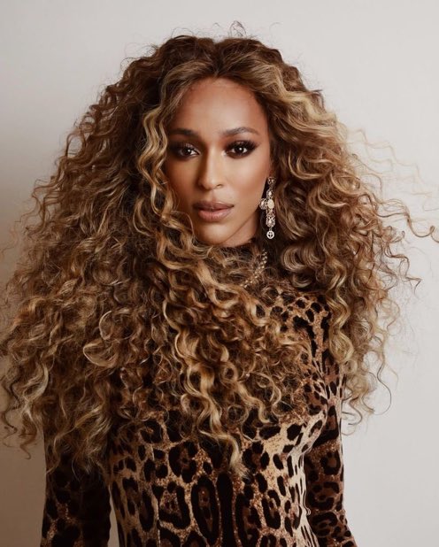 poptime's tweet image. Hoje a nossa querida Deputada Erika Hilton está completando 31 anos! ✨