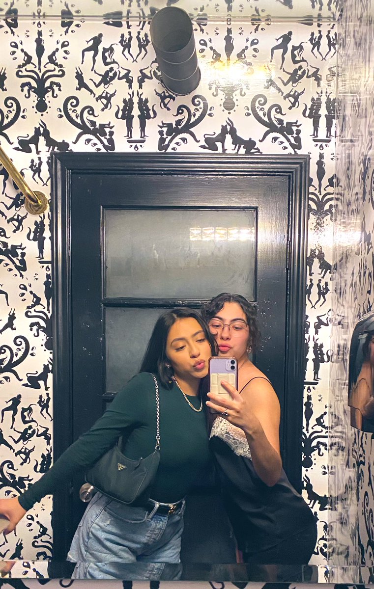 Angelique_mrq's tweet photo. Mirror Mirror https://t.co/HKM00aknDQ