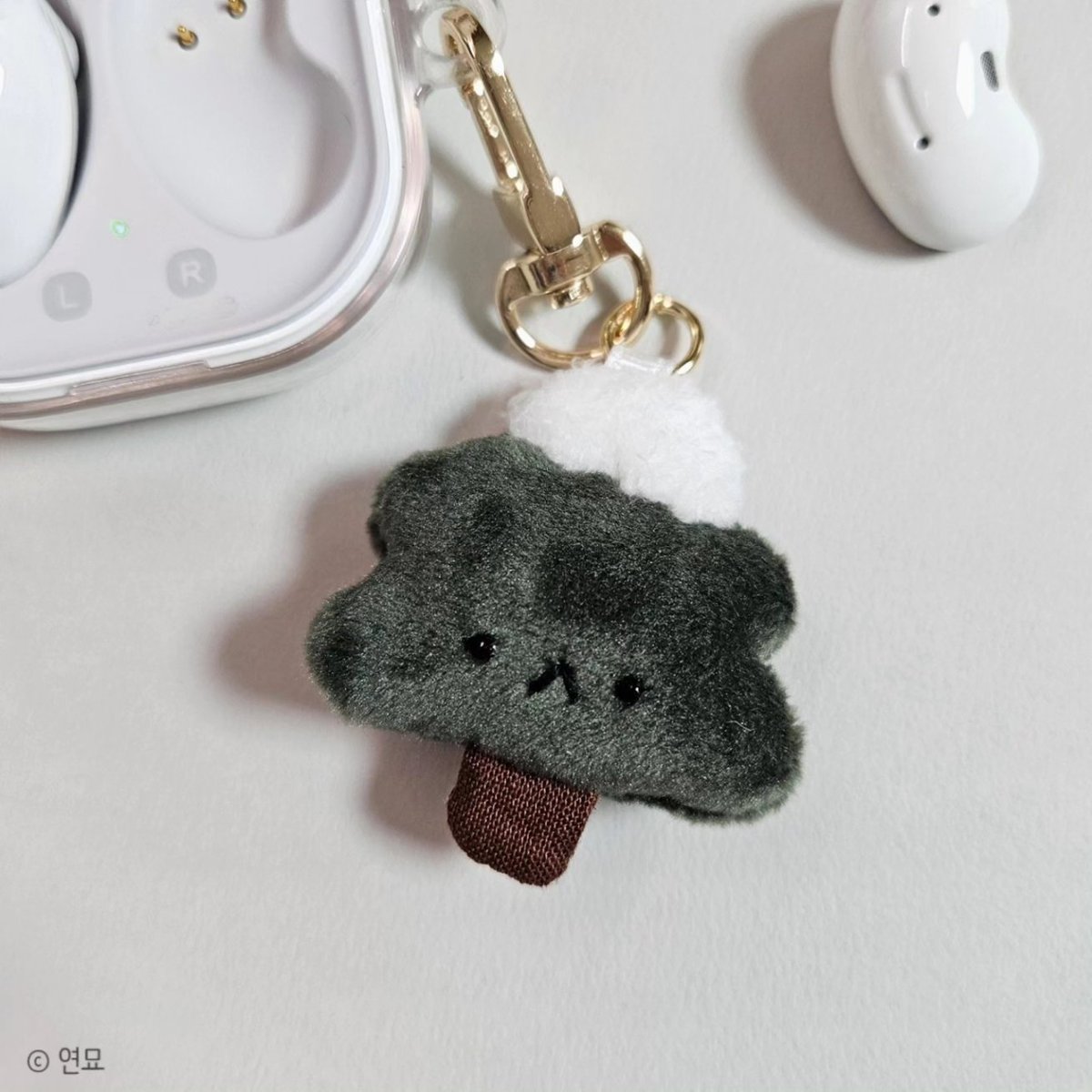 눈쌓인 아기나무🌲
오랜만에 귀여운 키링으로 인사드려요🙂
판매중인 상품은 아니지만
겨울과 어울리는 느낌으로 작업해봤어요!

#핸드메이드 #나무인형