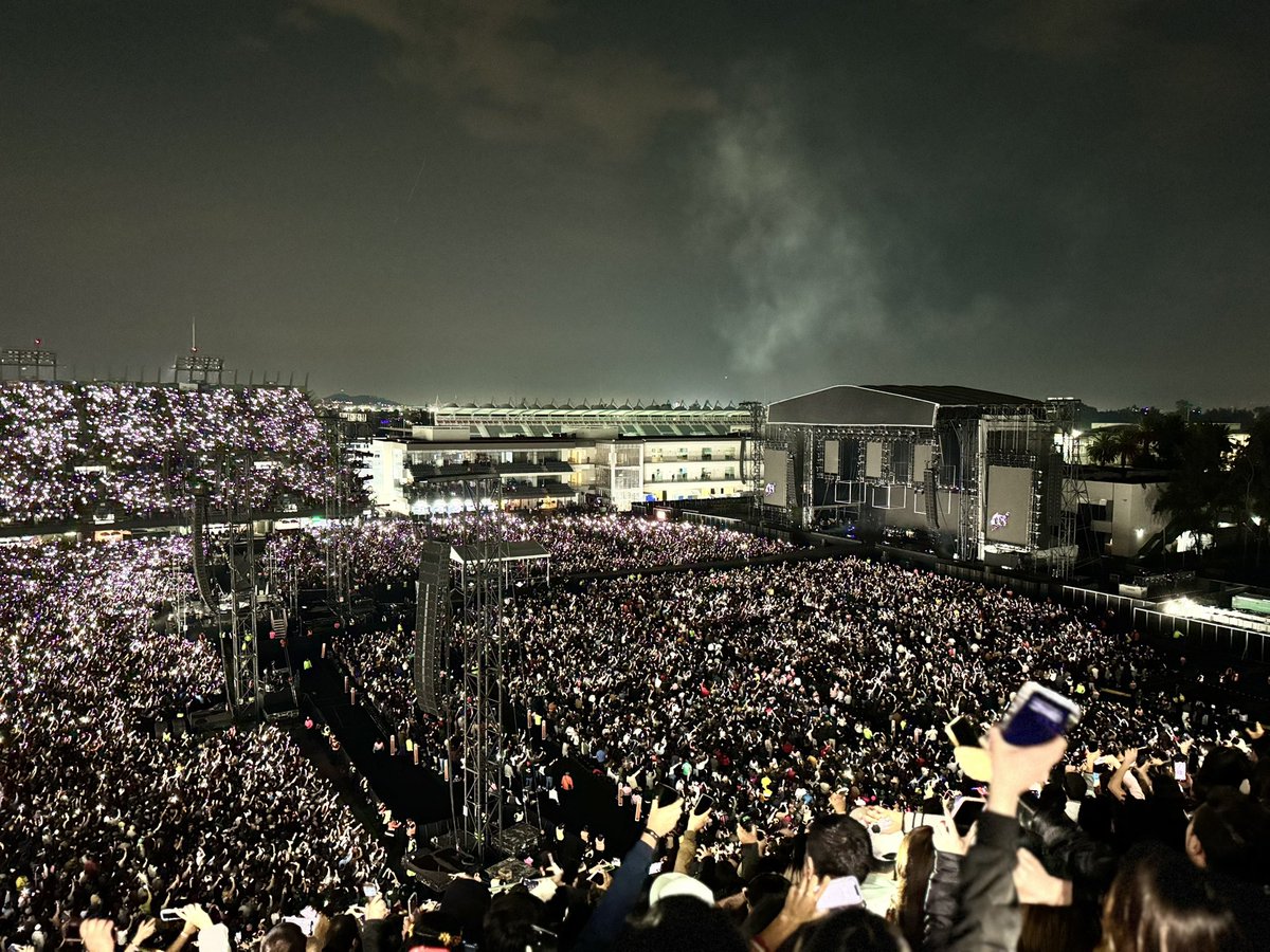 MxFussion's tweet photo. Más de 65,000 personas disfrutando del concierto de de Siddhartha en su cierre de gira.

Señores México tiene talento musical, un mexicano más sumándose a la lista de los que han llenado el Foro Sol.

¡Felicidades!🇲🇽🎸 https://t.co/p6CkJDJyKe