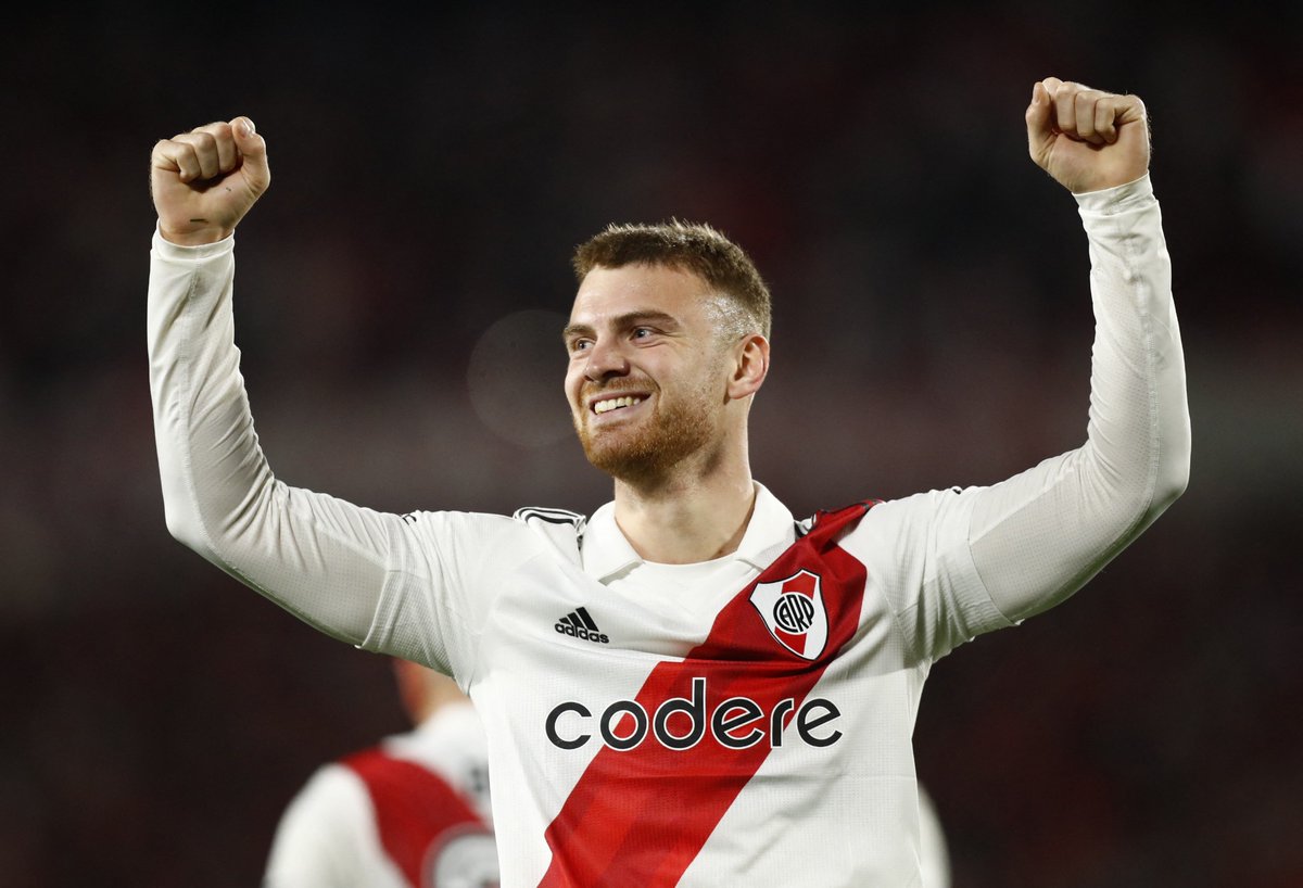 TendenciaRiver's tweet photo. Pasamos de estas bestias que no te dejaban respirar de la presión, a un tipo que pulula intrascendente por el área buscando un gol de rebote.
Lo peor es que algunos lo aplauden. Dolor. https://t.co/aQcLTG2Ait