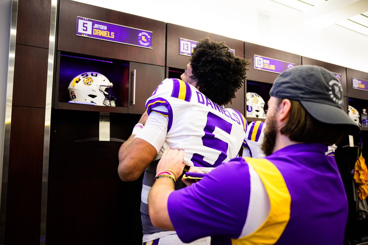 LSUFBEquipment's tweet photo. Congrats Jayden! Happy to outfit you throughout your time as a Tiger. https://t.co/90dAbtA3zd