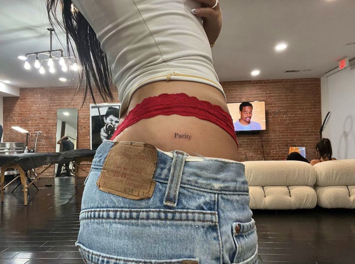 sinfulsoph's tweet photo. Baggy jeans an’ lace panties. https://t.co/f5V9Yzj1RJ