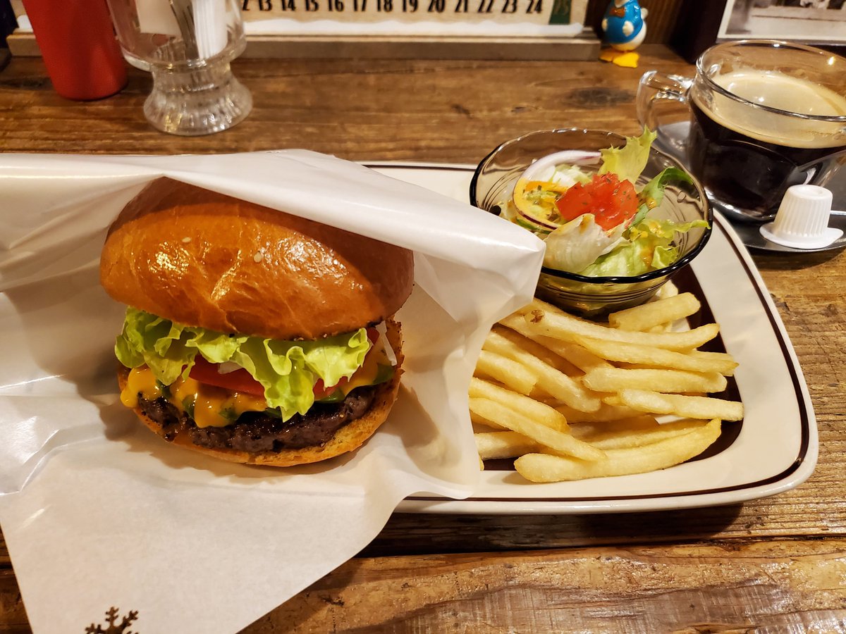 saika_m's tweet photo. 一番好きなお店のアボカドチーズバーガー。
久しぶりに食べに行けた～ https://t.co/Vzao3fhcPX