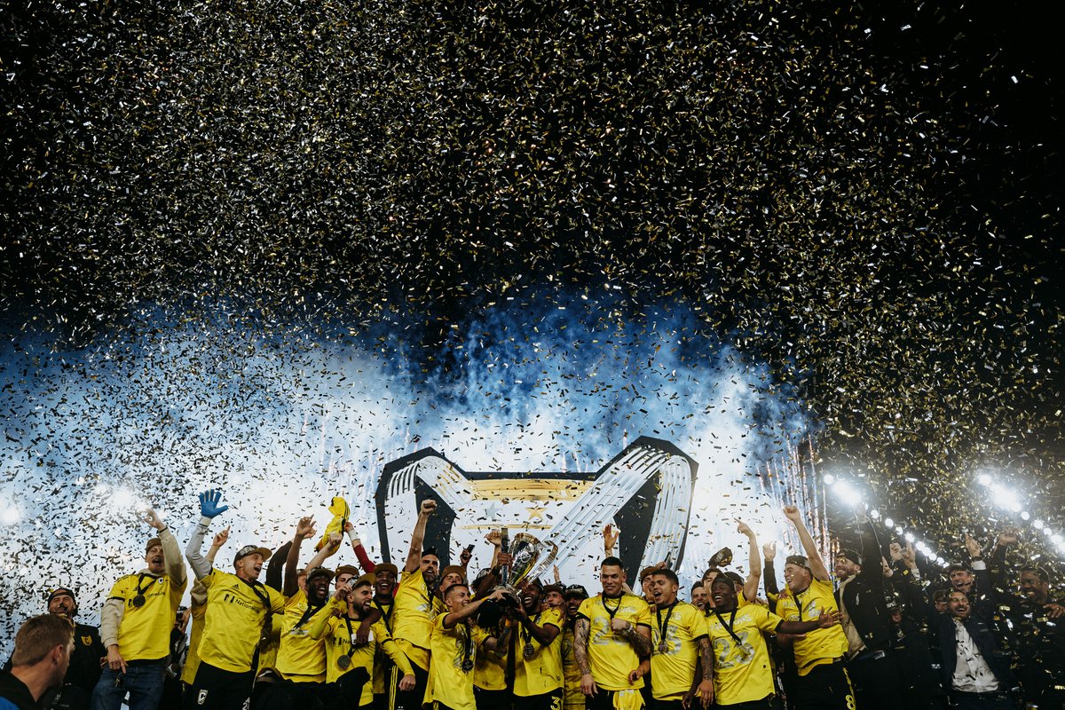ColumbusCrew's tweet photo. One City. One Club. One Crew 🖤💛 https://t.co/fhPvHBUwi4