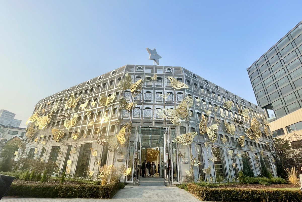 875H's tweet photo. 美容OPの為🇰🇷韓国来てます^ ^！

韓国の新しいトレンド発信地の街
聖水　ソンスの　Dior です🤍

聖水は昔ながらの工場の跡地とのコントラストが面白い

#渡韓 #韓国now #韓国美容 https://t.co/EakLYlVR5F