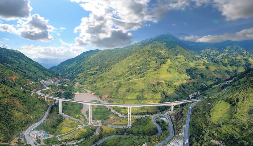 Kìa mây, mây ngang đầu, kia núi, núi lô nhô 
Cùng em trên con đường, đường bé xíu quanh co
#news #news24H