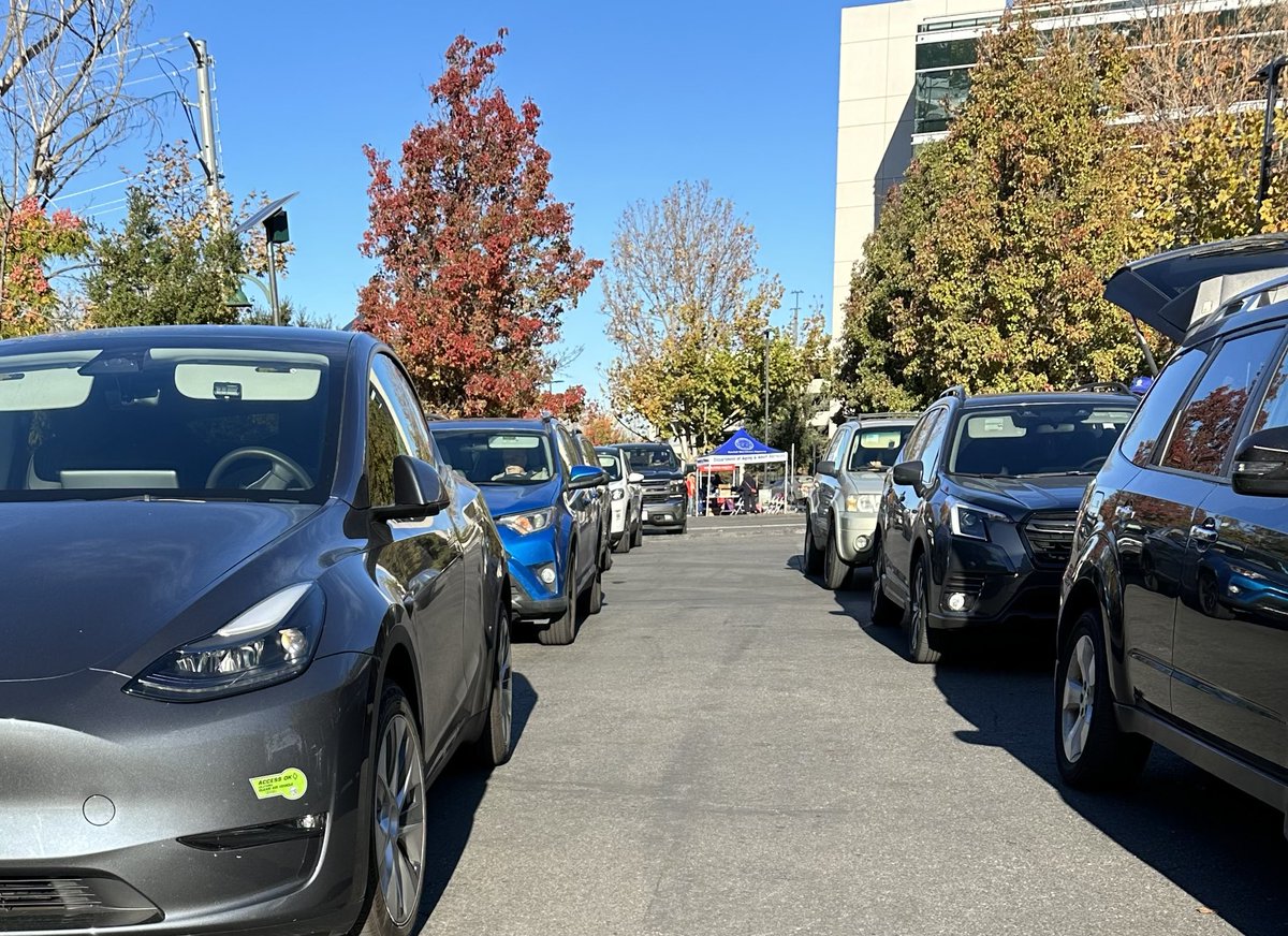 Cars lined up and members are ready to fight fraud by getting personal documents shred and safely disposing of e-waste! Many thanks to our stellar @AARPCA volunteers and the ⁦@SCCgov⁩ staff who made this such a successful event! ⁦⁦@AmeenIKhan33⁩ #fightfraud