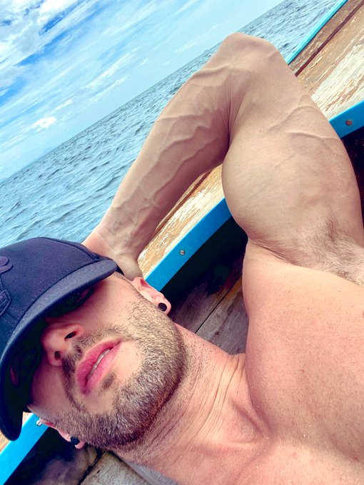 Lick my pits and smell it and then kiss me 😏😈 https://t.co/V44YenOfZX