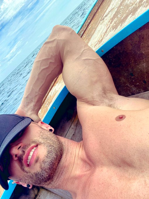 Lick my pits and smell it and then kiss me 😏😈 https://t.co/V44YenOfZX