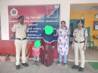 rpfswrmys's tweet image. #DIGINITY: On 09.12.2023, RPF/Davangere rescued one lady age 25 yrs with child age 04 yrs tried to suicide at Davangere Rly stn. Further the said lady along with child was handed over to Jagrutha Mahila Sanga, Swadhara Gruha Kuvempu Nagar, Davangere for safe custody. @rpfswr