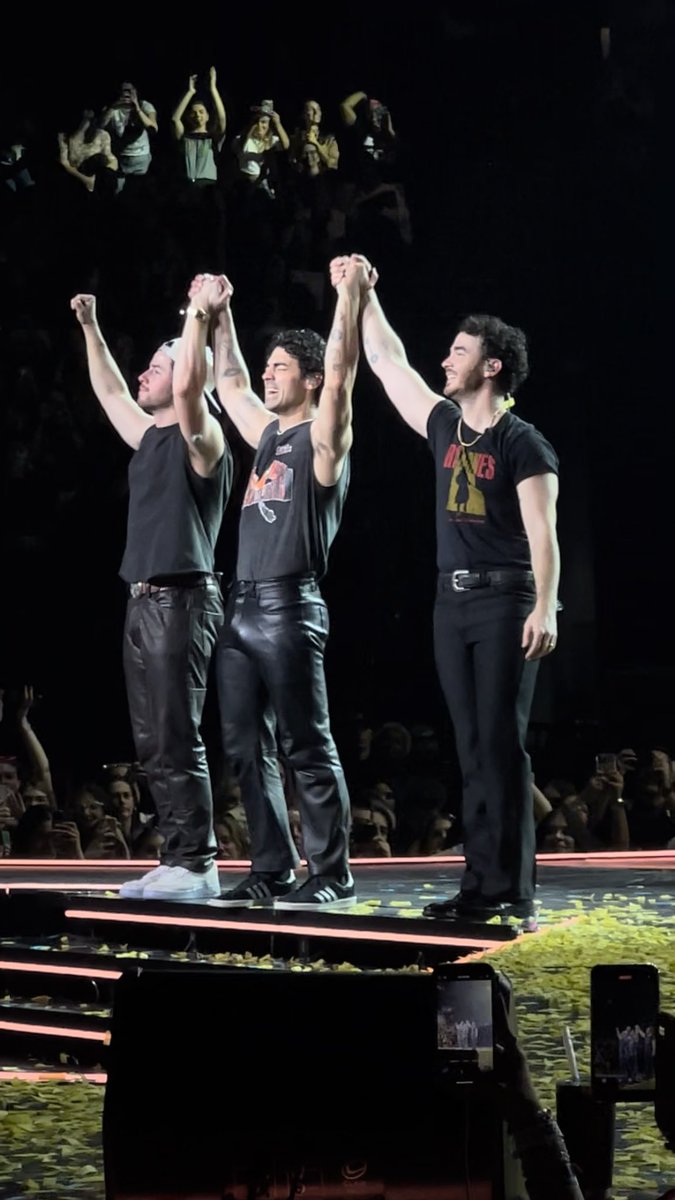 prodmelaudme's tweet photo. I can’t believe it’s over 😭 @jonasbrothers I’m so proud of you and I love you so much. 2025 is too long though, so catch me in Europe 💗 https://t.co/ffHXooRsHq