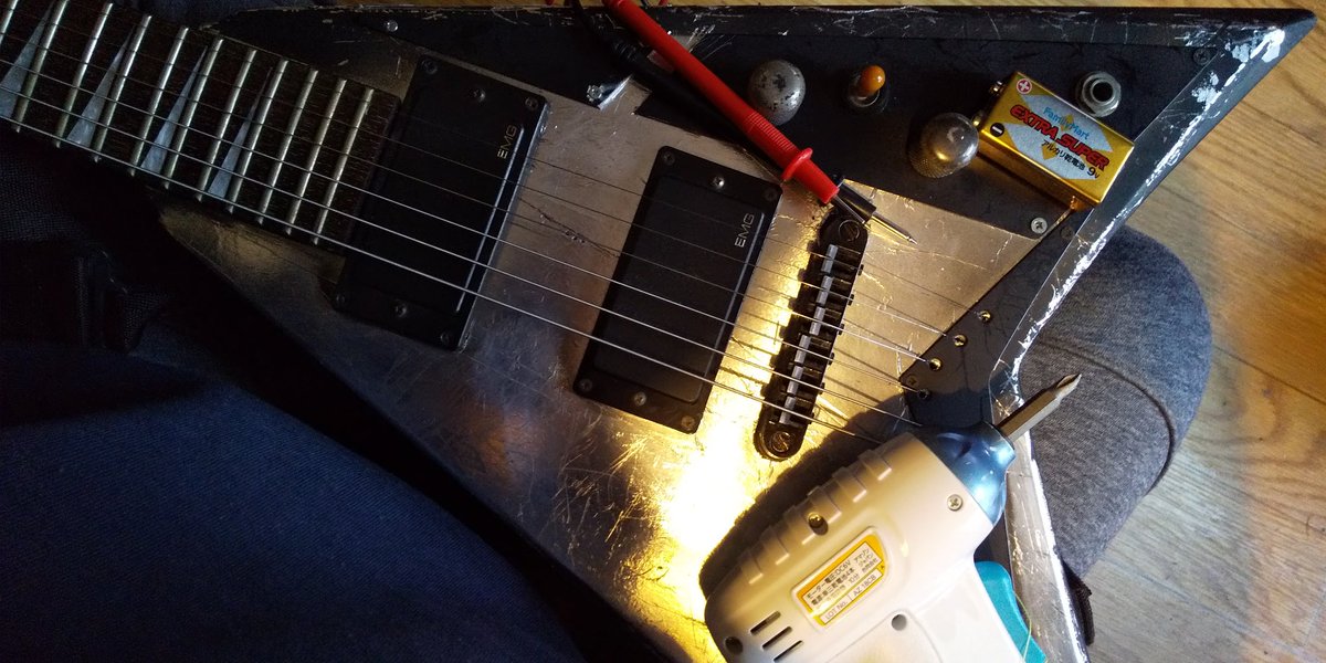 SodomZStringZ's tweet photo. 乱DVちゃん。最近ローが皆無だしノイズ多いのでもしや?と思い電池チェックしたら電圧が4Vくらいまで下がっていた。即交換したぞ
#EMG #ピックアップ #電池切れ #randyV https://t.co/xORguCNCh0
