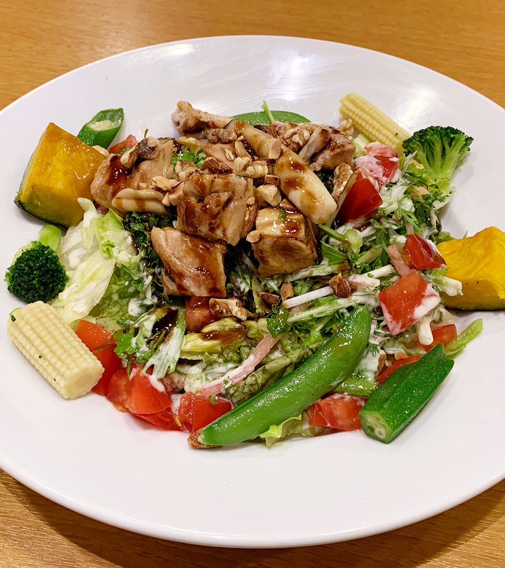 チキンや野菜がごろごろ入った♪ #チキンとナッツの11種野菜サラダ