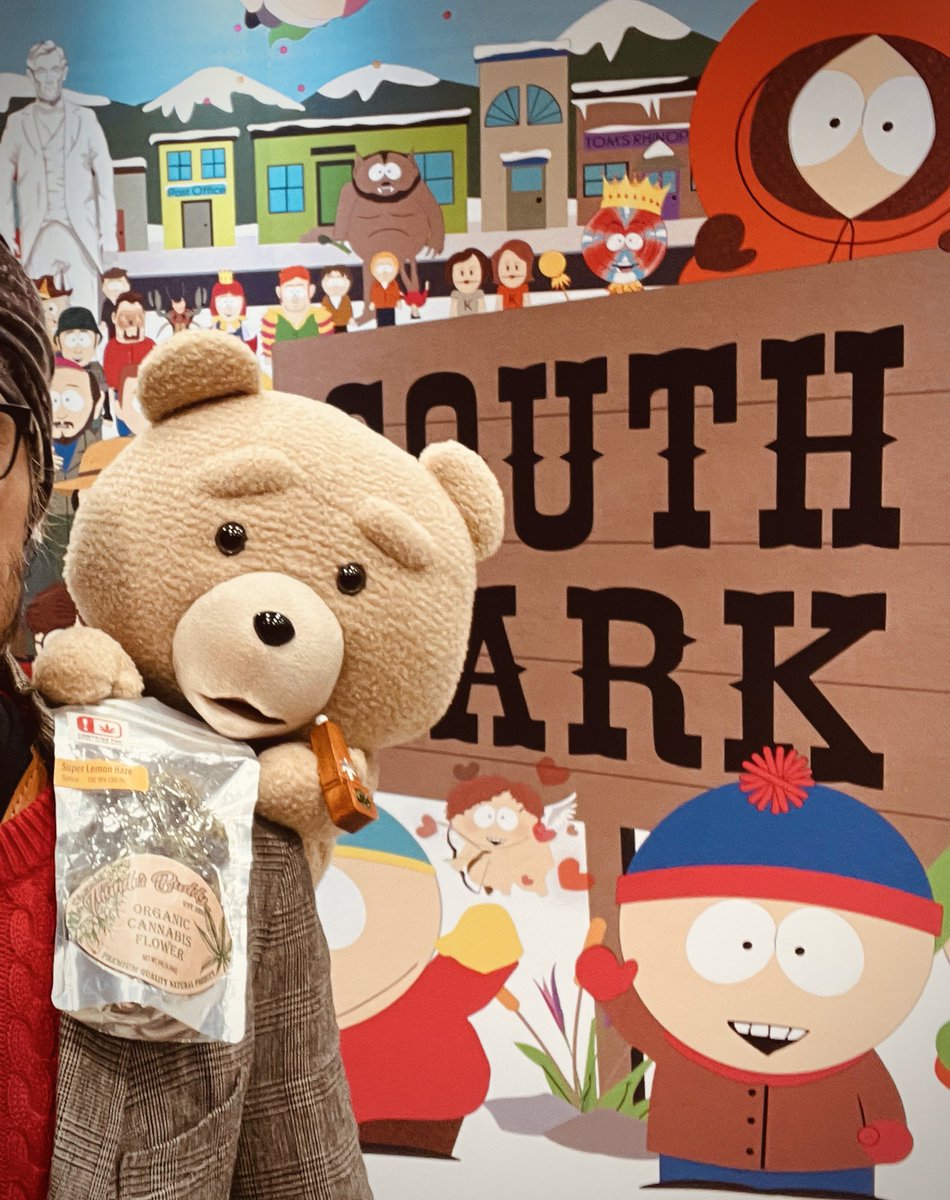 東京コミコン行ってきた。私の肩に乗ってるテッドが大麻のふくろ持ってるけどいちおう日本なので中身は大麻ではなくレンジで乾燥させたパセリ