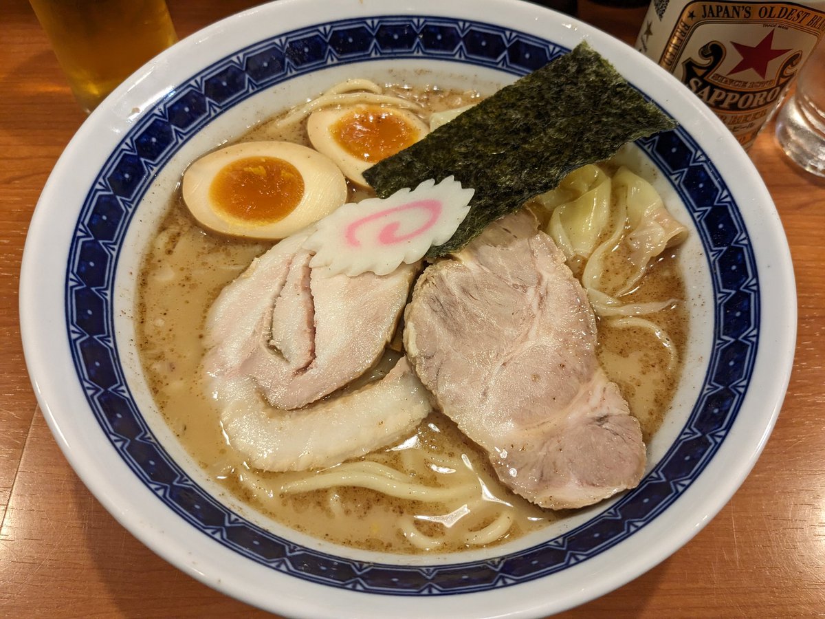 ATF54_71's tweet photo. 代々木駅西口（南新宿駅）にある「麺恋処 いそじ」で丸得中華そば（麺量普通、柚子あり）🍜

事前情報ほぼなしで行きましたが「中華そば」は豚骨魚介なんですね

つけ麺により合いそうなコシのある麺でしたがこちらも美味い😋

味噌も気になる👀 https://t.co/av9xcDu9zd