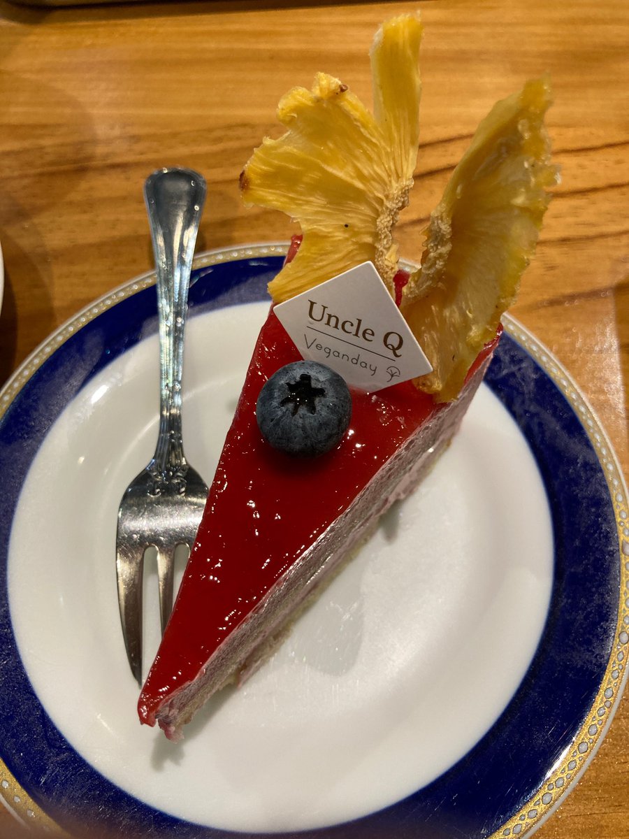 anuenue92's tweet photo. 日本はヴィーガンレストランってそんなに人気がないというか、わざわざ行こうとする人ってあまりいないと思うけど、台湾は素食というものがあるくらいだから普通に混んでた。ここはUncle Qという台湾に帰化した元NBA選手がオープンしたお店。#UncleQ https://t.co/jsOMocW2BI