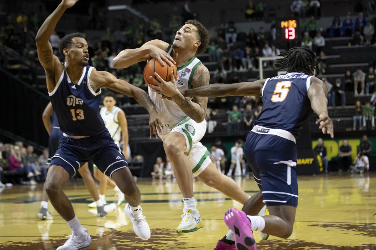 LonerganPhoto's tweet photo. The @OregonMBB defeated @UTEPMBB 71-49 Saturday night at Matthew Knight Arena in Eugene.

For more photos visit: https://t.co/WUGSINlv4Q

@registerguard @rg_ducksports https://t.co/QMt46C0mdm