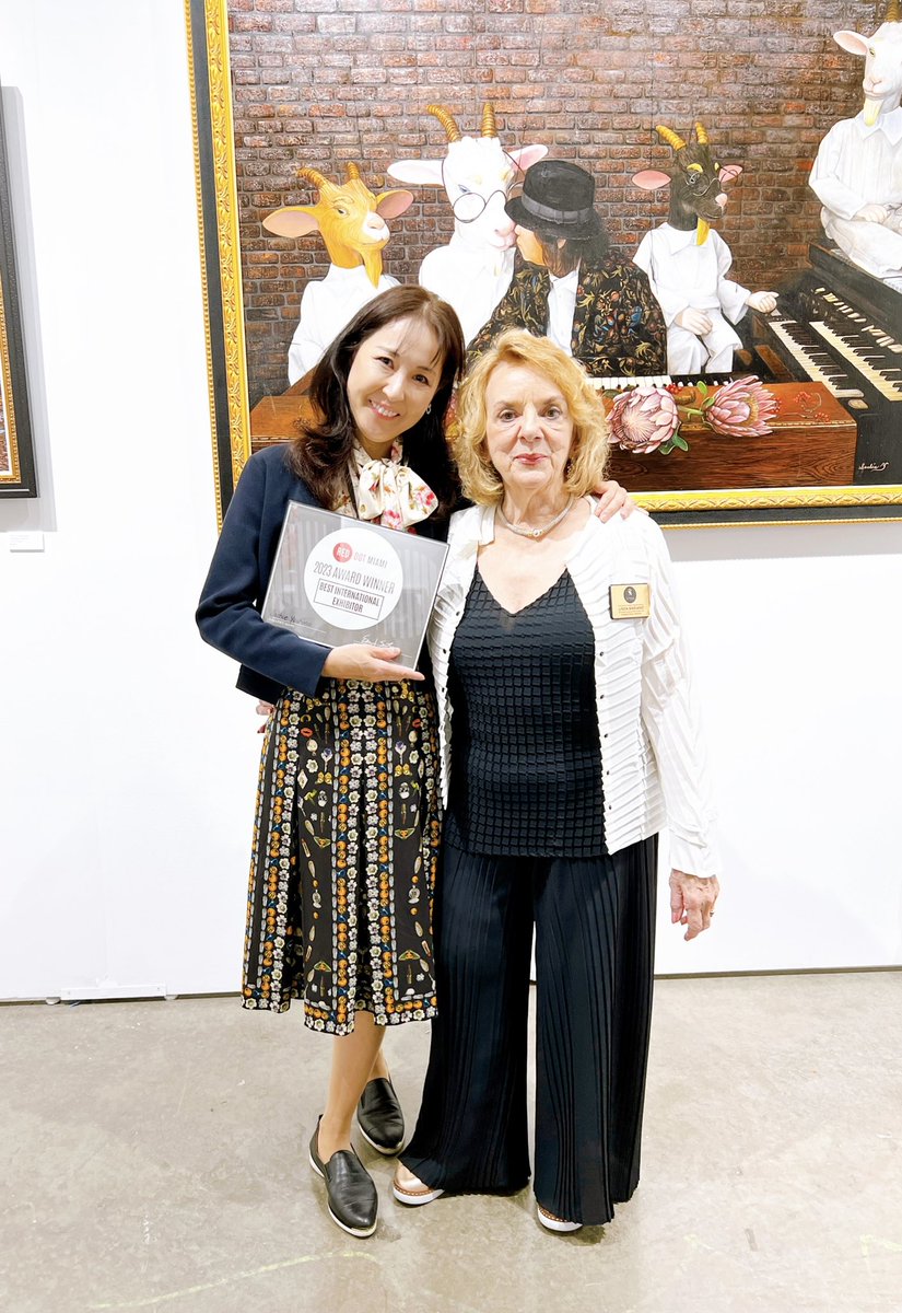 YoshinoSachie's tweet photo. マイアミのアートショーで、最優秀国際出展者賞(Best International Exhibiter Award )をもらいました!
ニューヨークに続いて2回の受賞となりました。
本当に驚きで、嬉しいです。
#MiamiArtWeek #ContemporaryArtFair #Artwork #Artist #ShopArt #ArtOfTheDay #ManaWynwood #RedDotMiami https://t.co/xqgSYWZuoe