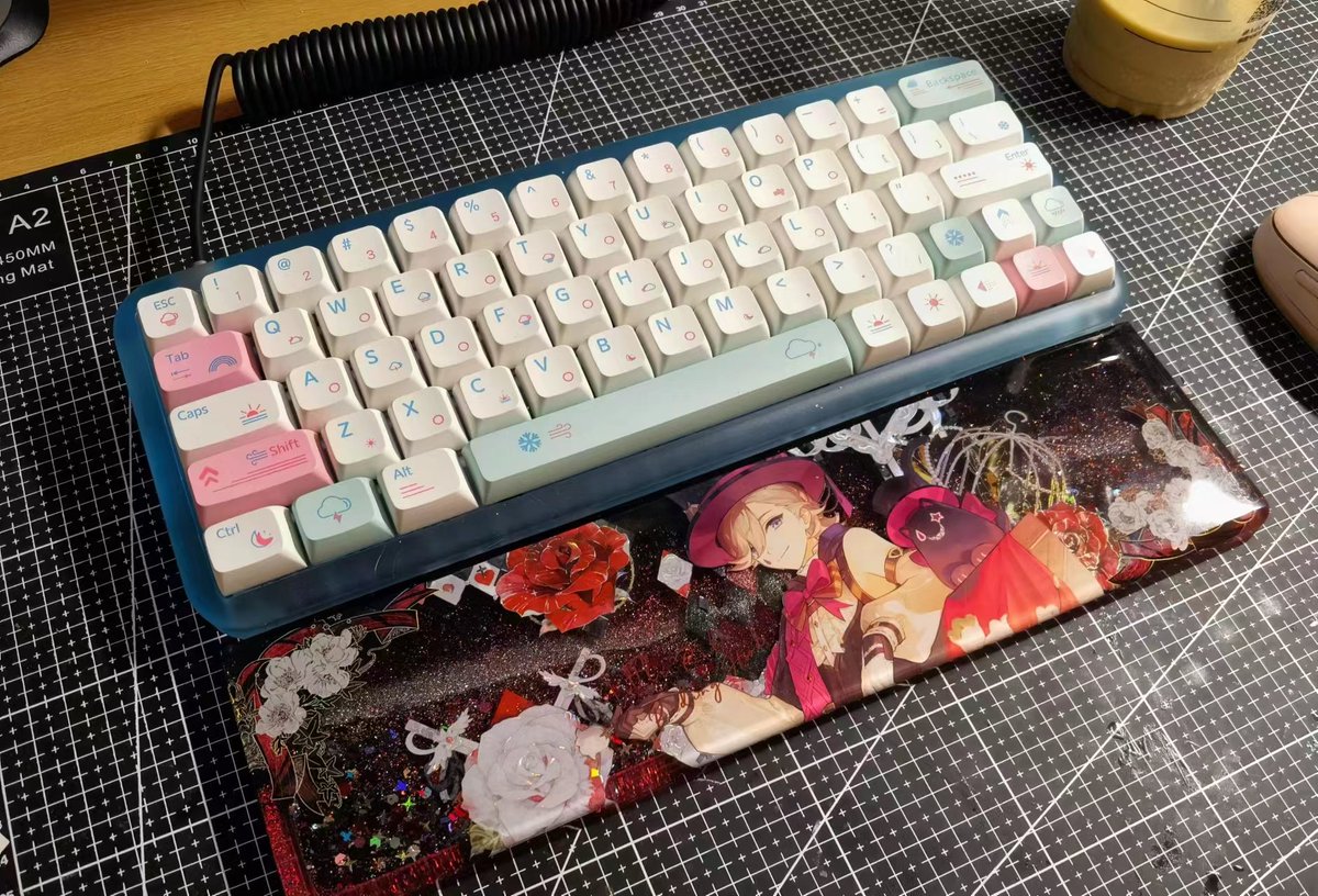 chnshdng1's tweet image. Lyney liquid wrist rest
(*˘︶˘*).。.:*♡love Lyney forever

#keyboard #customizedkeyboard #wristrest #Genshinlmpact #Lyney #resin #resinart #resinshaker