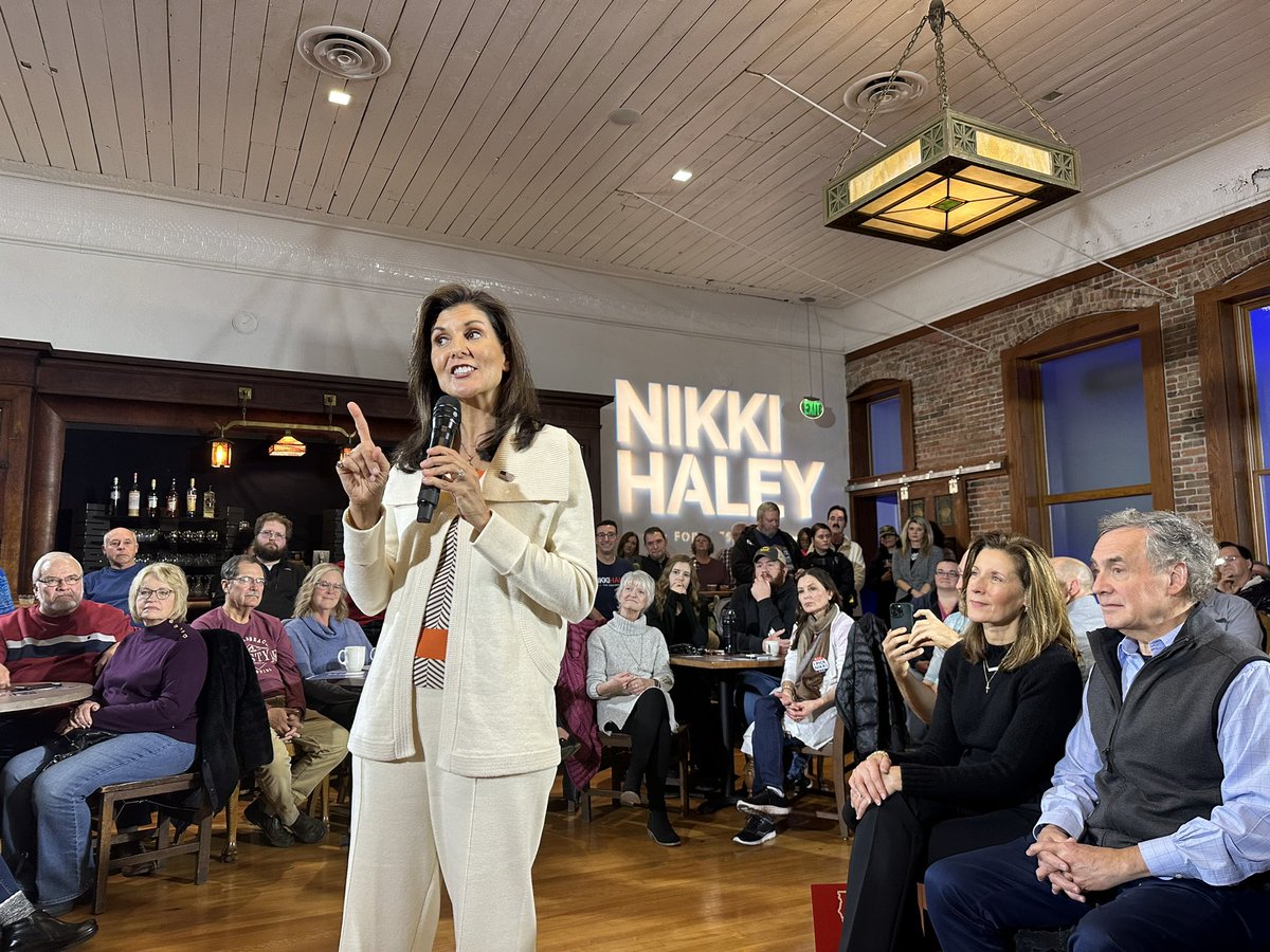 elschmitt3g's tweet photo. 🥇Reaction of the night: 
 
“A+. That’s what momentum feels like.” 

🇺🇸 ⚡️ 💁🏻‍♀️ 🗳️ 

👏🏼👏🏼Welcome to Clear Lake, Madam President. 👏🏼👏🏼

#TeamHaley
#ShesMyPresident https://t.co/JCVaSNVeGy