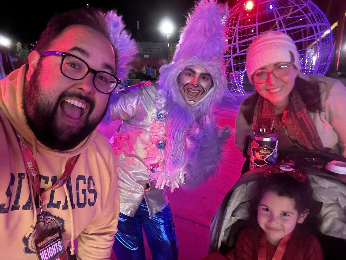 ThemeParkDuo's tweet photo. The zany creative characters at @SFMagicMountain for Holiday in the Park really help set their experience apart from the rest. Really enjoy wandering into areas and getting fantastic interactions. #HolidayinthePark https://t.co/bi4U3bW12v