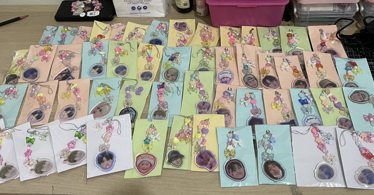 OPEN PO 4 PREORDER 💓💐

- strap handphone keychain with acrylic 
Bisa custom all foto ( foto dari cust ) 15k/pcs
- strap handphone non acrylic 7k/pcs 
- bisa reseller 13k/pcs 
- bisa custom foto ga harus kpop foto kamu juga bisa🫶🏻

🎀serang banten , shopee freong + freebies 🥂