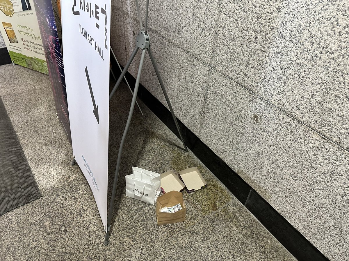 여기에 뒀어요!! 편하게 가져가세요!! 낮공끝나구 10set더 둘게요! (담겨있는 포장지 가져가지 말아주세요 ㅜㅜ)