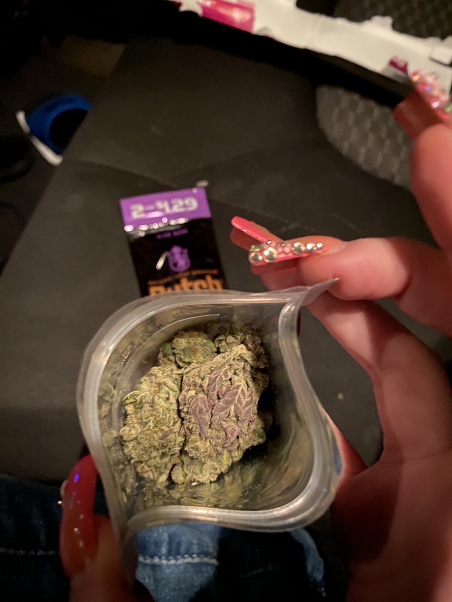 Dutch04bunny's tweet photo. i’m in love with my weed 😩😻 https://t.co/eZiXwWyJOh