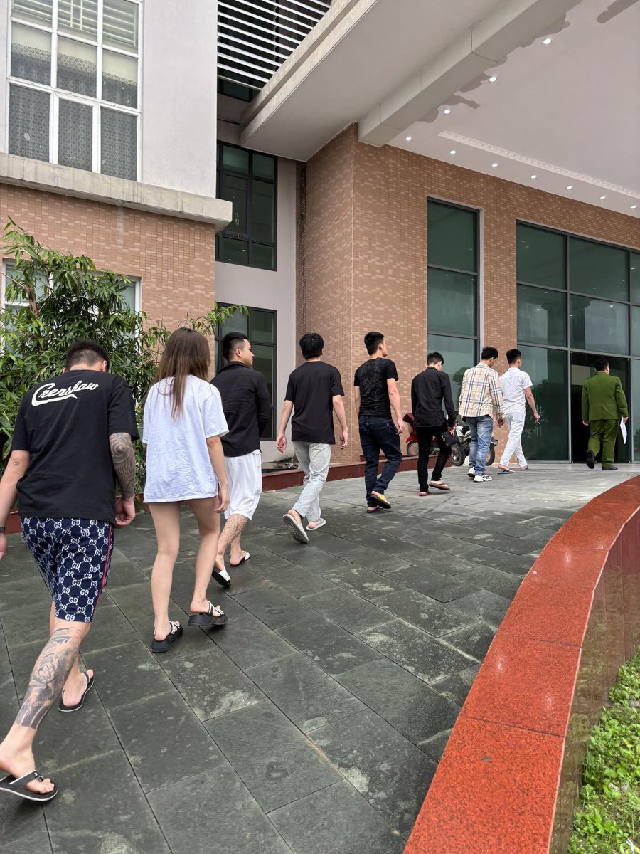 BlueDragonVN's tweet image. Blue Dragon has rescued 9 men and 1 woman from a scam centre in Myanmar. This operation has taken several weeks to complete but all people are now safe.