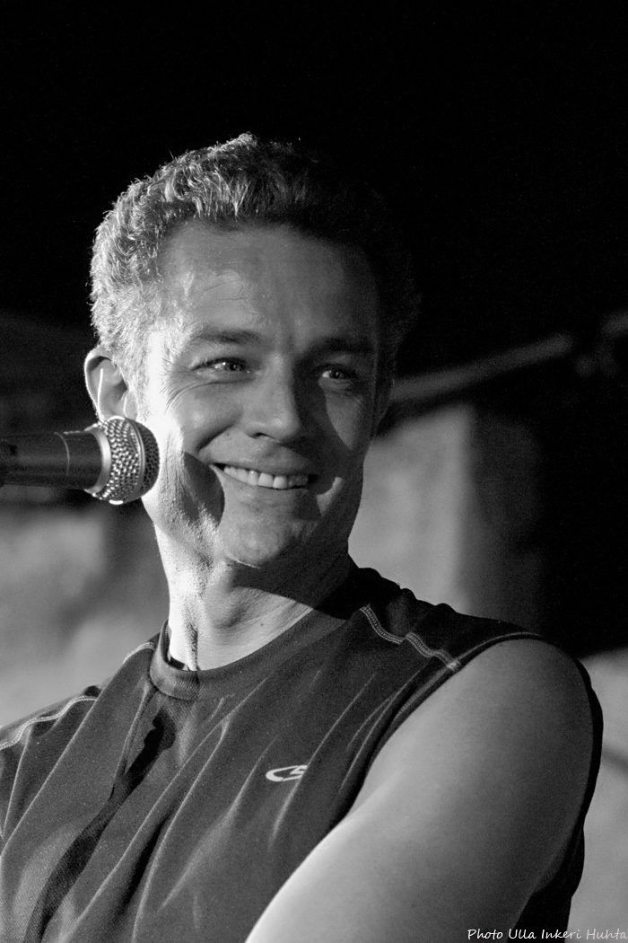 jamie_marsters's tweet photo. Pic of the Day: James Marsters &amp; his toothy grin during his Borderline concert in London 2008 

@JamesMarstersOf #JamesMarsters #Borderline #ToothyGrin #ThatGrinThough #TooCute #MaybeEvenBetterInBlackAndWhite #Also #Hello #ArmPorn https://t.co/41IVrIrPaF