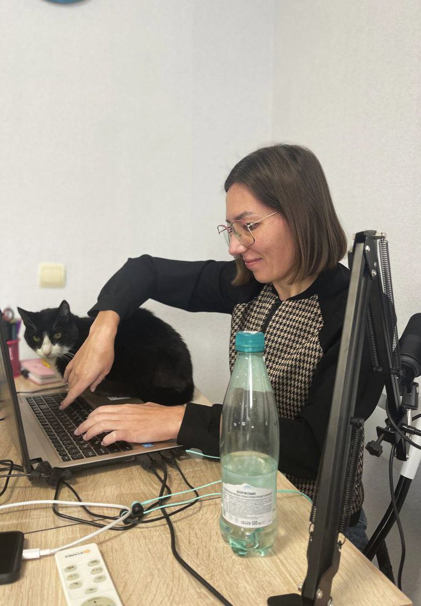 Cats make great companions! 🐾 
Working, they're always nearby—on the desk, under the table, on my lap, seamlessly part of my workspace. One day, my cat picked a less-than-ideal spot. 😼 I didn't notice until my husband said, "Ellen, isn't the cat getting in your way?"
#Caturday