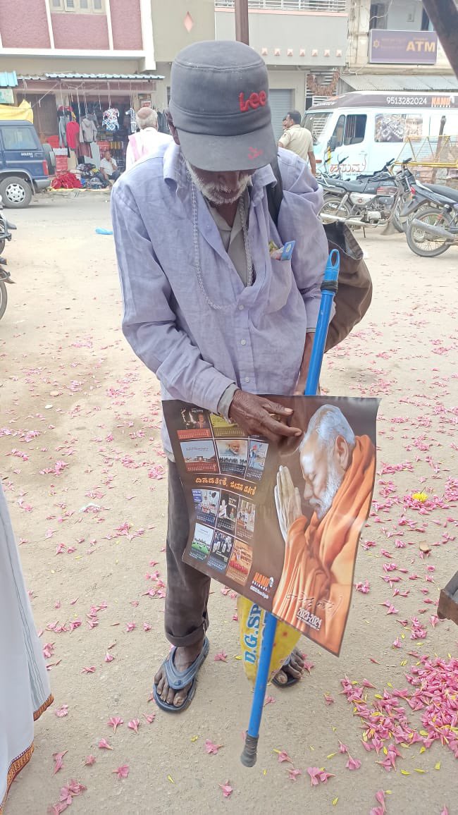 During our Hanuma Rathayatra at Bangarpete a person came forward to buy Modi calendar published by @Namobrigade2 
He was about to pay 10 rs from his hard earned money though volunteers rejected it.
Tears rolling down..

Modi is ruling the hearts of the people.
@narendramodi