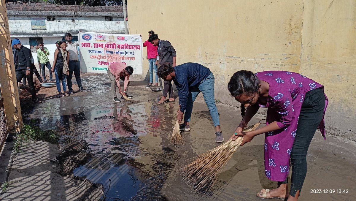 Chitrarekh90800's tweet photo. @GHardibazar रासेयो इकाई के द्वारा कल दिनाँक 09-12-2023 हरदी बाजार में सात दिवसीय विशेष शिविर के पूर्व एक दिवा शिविर का आयोजन किया गया जिसमें मेरी @Chitrarekh90800और साथी स्वयं सेवकों की विशेष भूमिका रही।
@NSSRDBhopal 
@ashokshrotinss 
@NeetaBajpai5 
@nssabvuCG 
@manojsinha812 https://t.co/YNP84Izp15